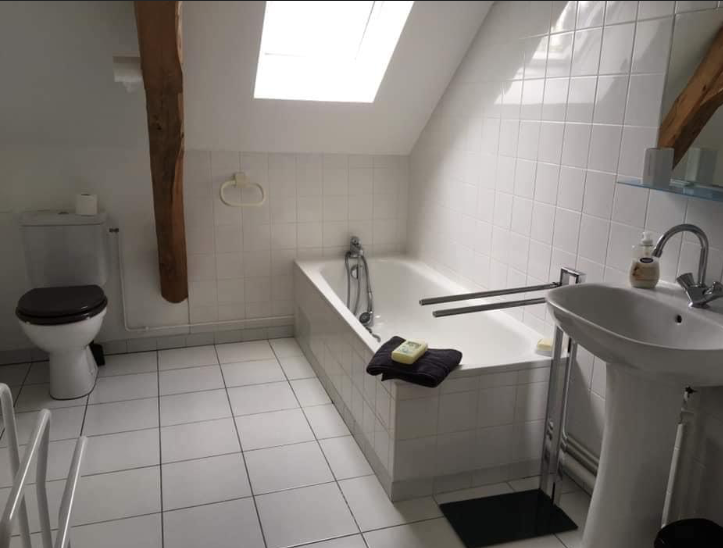 Grande salle de bain de l'étage avec toilettes.