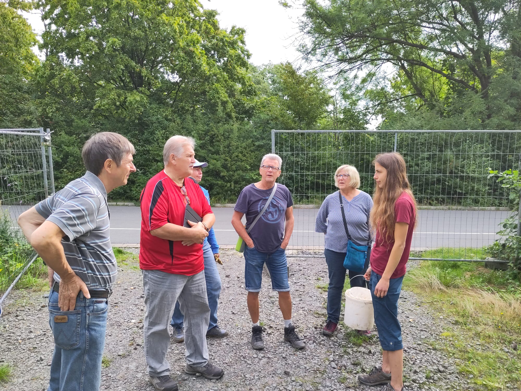 Frau Blankenhaus (rechts mit Eimer) von der Landschaftsagentur Plus begrüßt die Teilnehmer von B.U.N.D und NABU aus Herne.