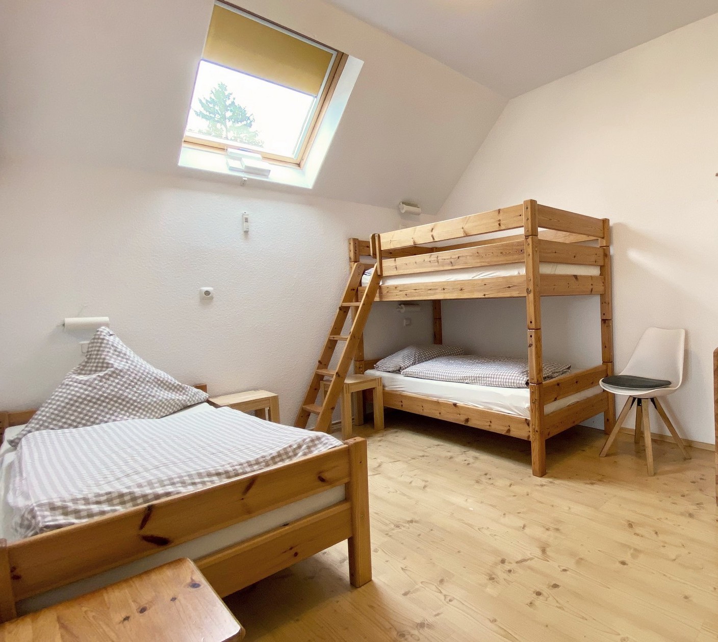 Schlafzimmer mit Etagenbett und Einzelbett. Kindereisebett auf Wusch