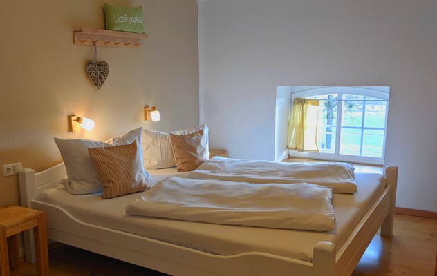 Doppelbett . Auf Wunsch zusätzlich ein Kinderreisebett