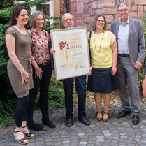 v.l.n.r.: Julia Bauer (Stadt AB - Amt für Klima und Nachhaltigkeit), Mechthilde Falkenhahn, Günter Trapp, Olivia Dieser (alle AK Wald), Jürgen Herzing (Oberbürgermeister). Foto: Claus Fries