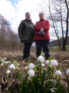 Julia und Ellen bei den Märzenbechern