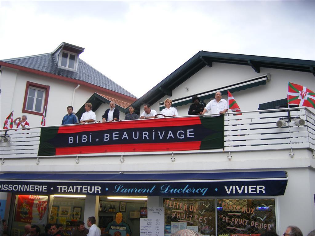 2007 Les clés sont lancées du balcon dans toutes les langues du quartier