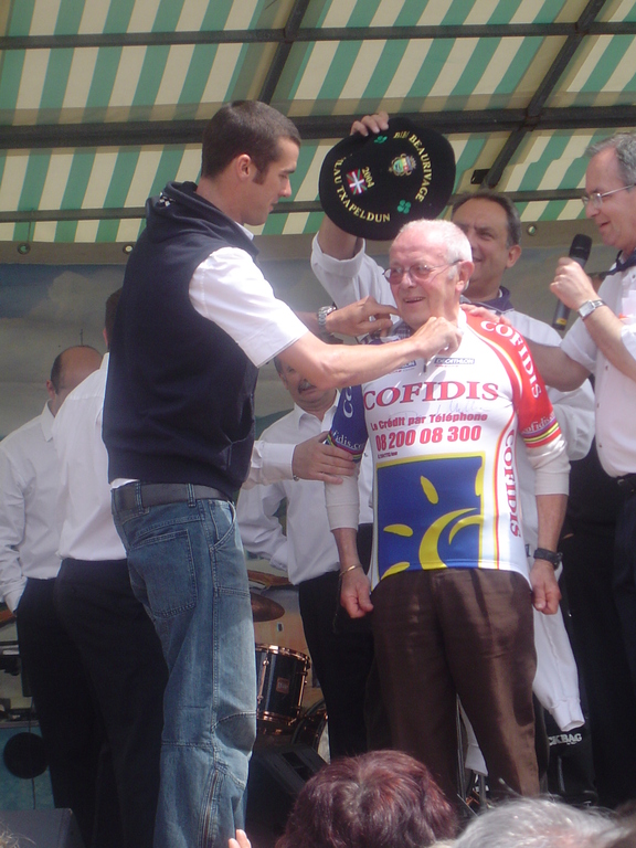 2004 Jojo Sensat honoré par Robert Millar