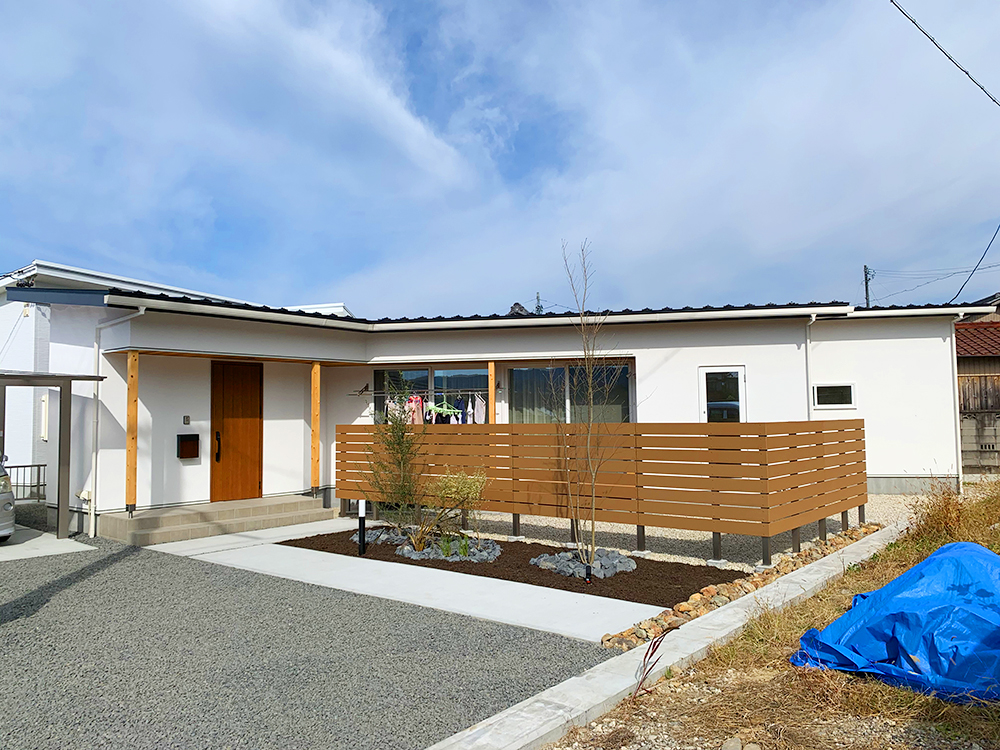 圧迫感のない目隠しフェンスと樹木照明のある家 株式会社エクセル 造園 外構 のｗｅｂサイト