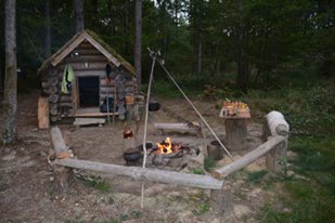 Nos terres auront bientôt plusieurs petites isba (maisons en rondins), des datcha (maisons de planches), un camp d'entrainement aux arts martiaux cosaques, une fermette avec moutons, chèvres et même chevaux!