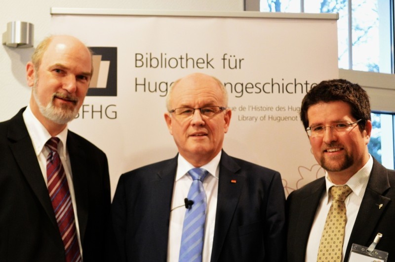 (v.l.n.r.) Prof. Dr. Thomas Schirrmacher, Wissenschaftlicher Beirat der BFHG; Volker Kauder (CDU), Fraktionsvorsitzender im Dt. Bundestag; Daniel Röthlisberger, Leiter der BFHG / © BFHG