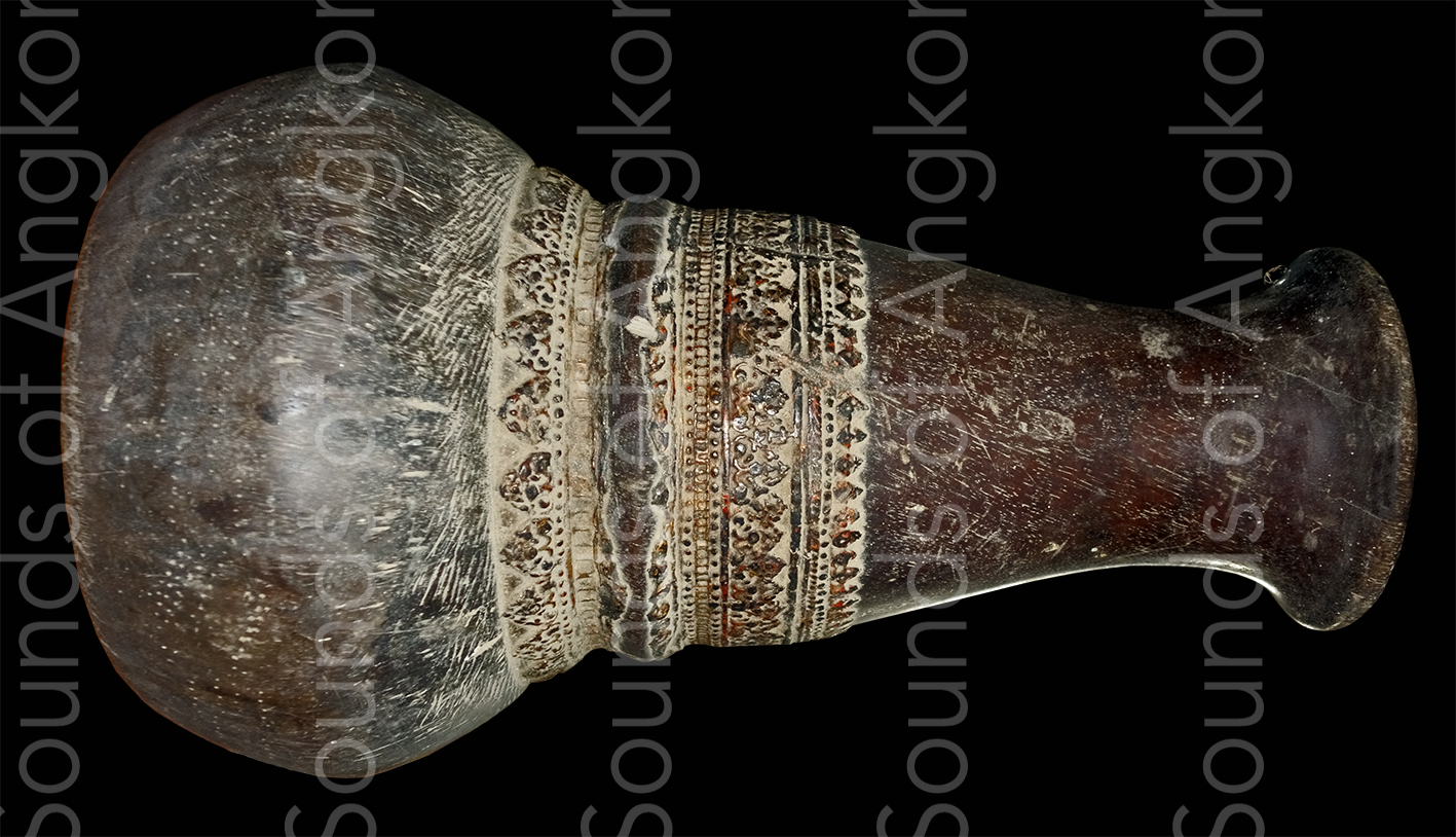 Tambour de l'orchestre mahori du roi Sisowath Monivong.  Coll. privée.