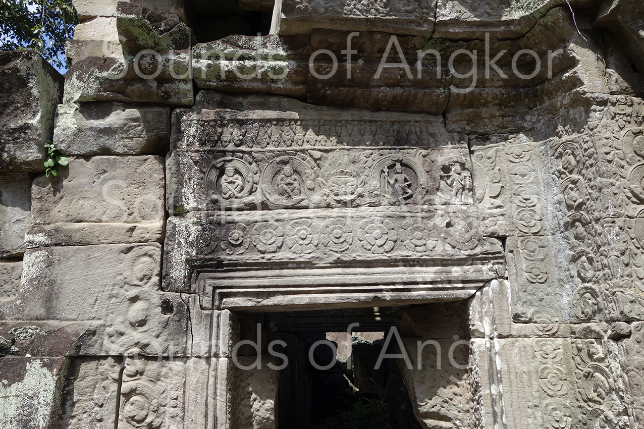 Linteau représentant Rahu flanqué d'ascètes. Preah Khan d'Angkor.