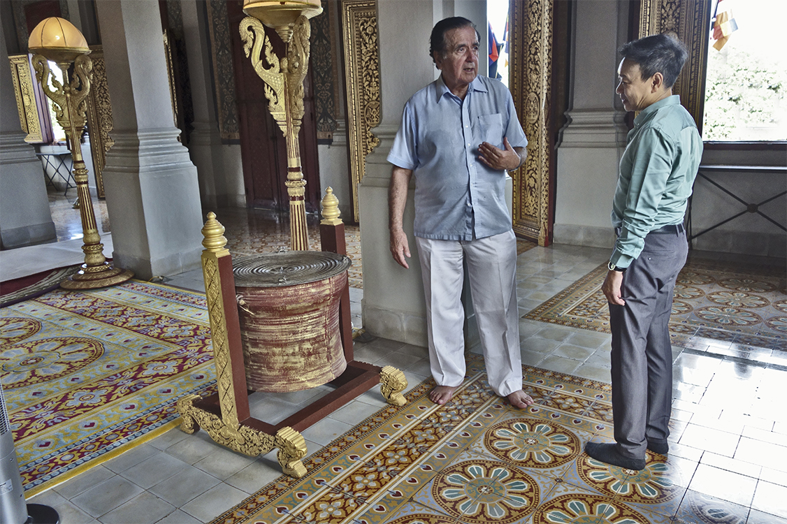 Son Altesse Royale le Prince Sisowath Tesso et Jacques de Guerny dans la salle du trône du Palais Royal de Phnom Penh le 12 novembre 2018.