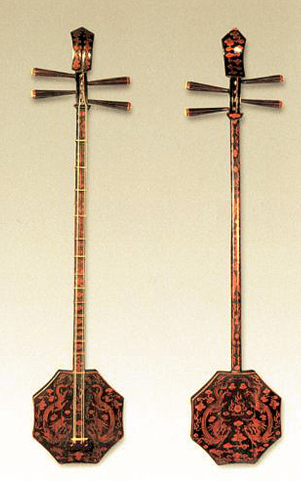 Shuangqing, hexagonal-shaped soundbox lute, Qing period (1644-1912). Gift of Yang Dajun, Zhongguo yinyue yanjiusuo. Length 102 cm, width 20 cm. LIU Dongsheng, Zhongguo gudai yueqi, Hubei Meishu chubanshe, 2003, ill. 277