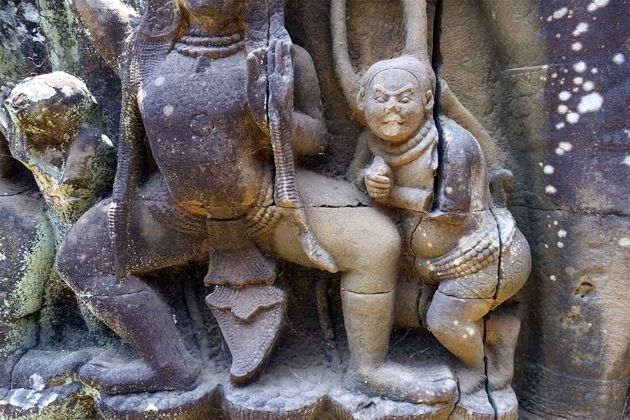 Ce bouffon semble se faire un croque-en jambe et choit sur la divinité. Partie basse. © Patrick Kersalé 2017-2024.