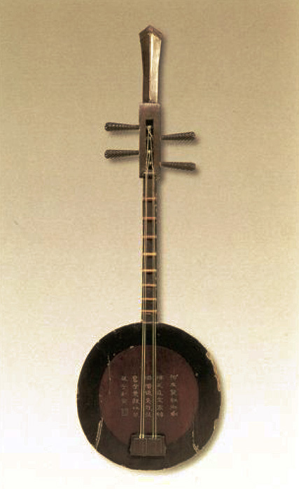 Moon-shaped lute said ruan, Qing period (1644-1912). Gift of Wang Mengshu, Zhongguo yinyue yanjiusuo. Length 117 cm, diameter of the box 38 cm. LIU Dongsheng, Zhongguo gudai yueqi, Hubei Meishu chubanshe, 2003, ill. 271