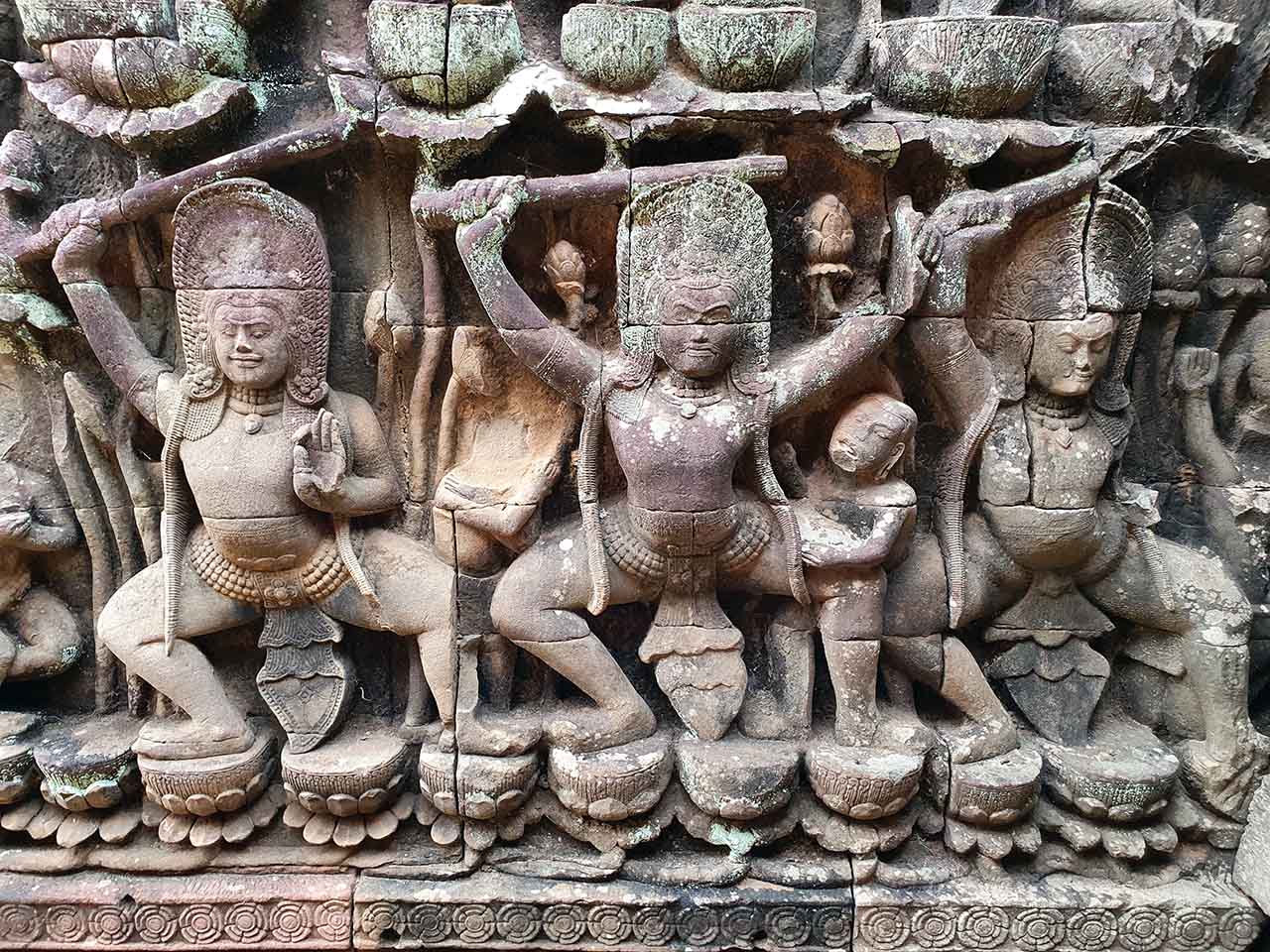 Three divinities armed with sticks. Lower section. © Patrick Kersalé 2022-2024.