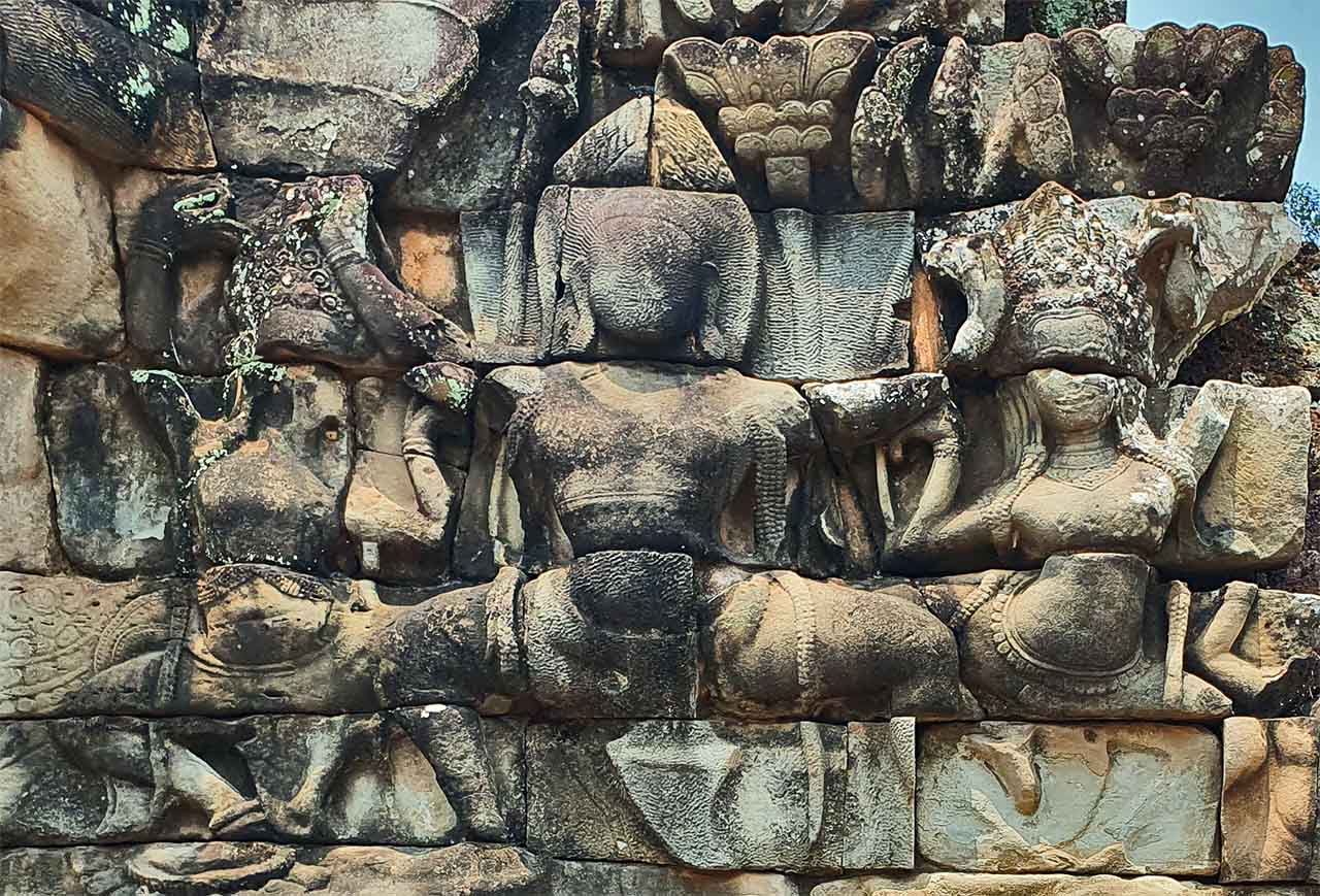 Two dancers on either side of the divinity. Upper section. © Patrick Kersalé 2022-2024.