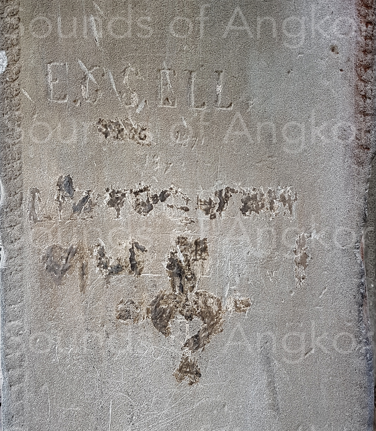 Autographe d'Émile Gsell et graffito recouvert se trouvant au-dessous. Celui-ci pourrait également être de lui, réalisé en 1866, lors de sa première mission, mais il n'avait pas les outils adéquates.