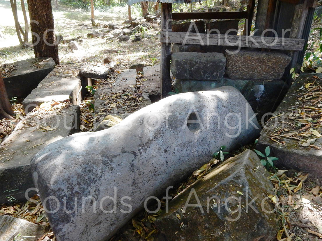 The lithophone and the shrine in 2014. © Andy de Ville d'Avray