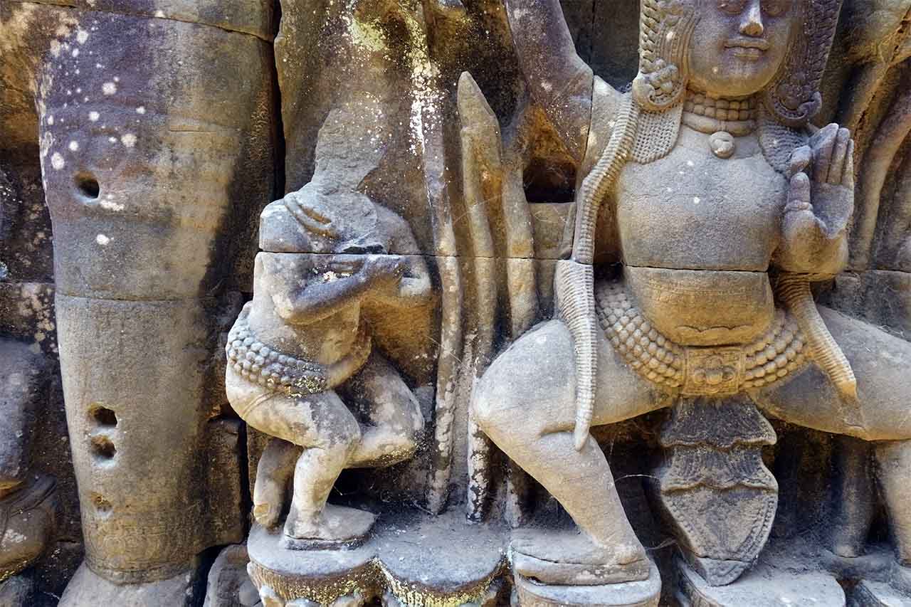 Ce bouffon semble se faire un croque-en jambe et choit sur la divinité. Partie basse. © Patrick Kersalé 2017-2024.