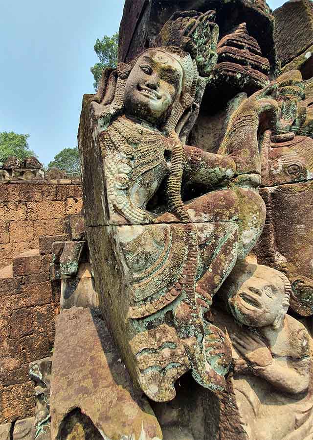 Dancer and singer. We can see the teeth of these two figures. This is a rare phenomenon in Angkorian scultpure. Lower section. © Patrick Kersalé 2022-2024.