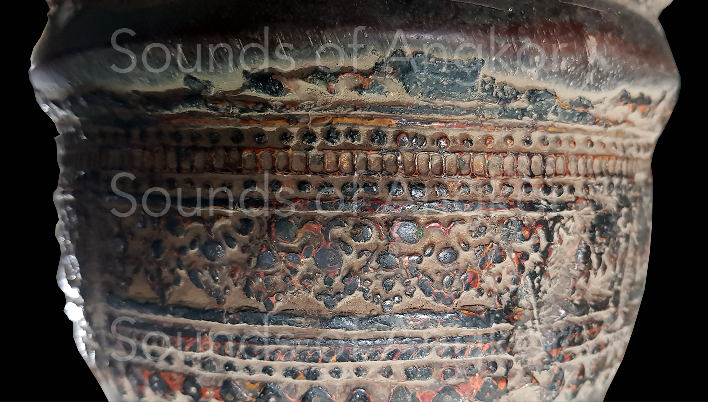 Détail du tambour précédent. Le relief est créé avec de la laque rouge et noire. Coll. privée.