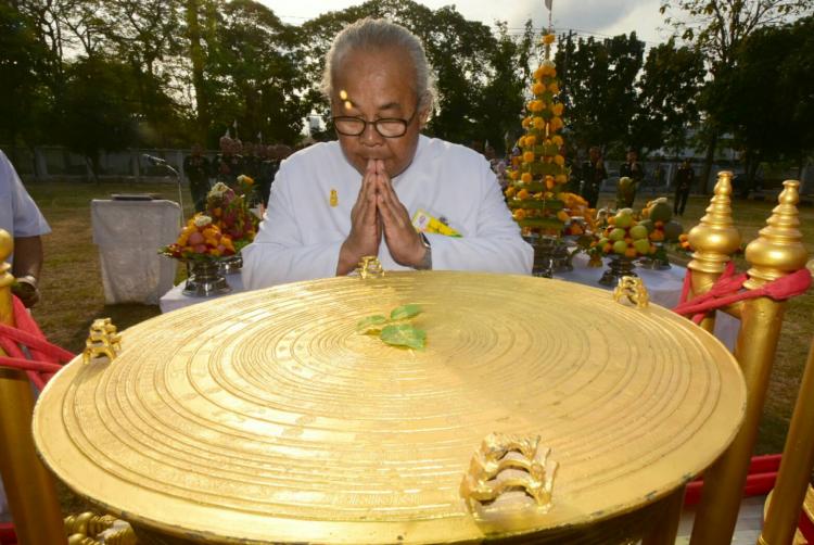 The Brahmin Sishanaphan Rangsiprahmanakul meditates in front of a drum.