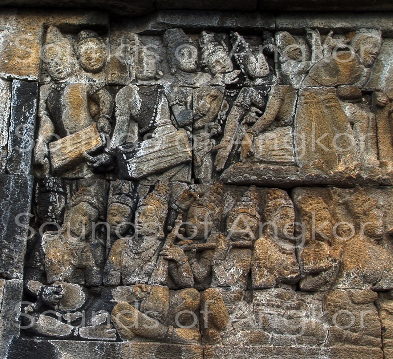 Orchestre avec cithare sur bâton mono-résonateur. Borobudur. IXe s.