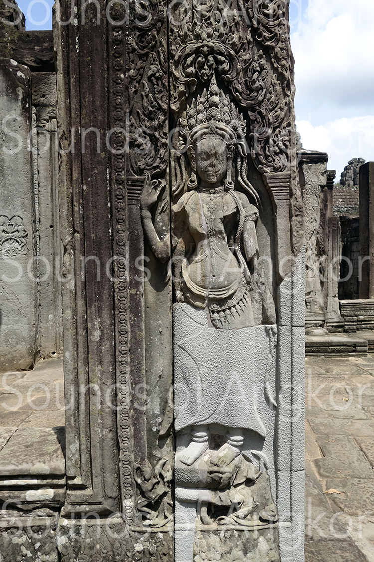 La reine Jayarājadevī à l'entrée est du Bayon. © Patrick Kersalé 2021-2022.