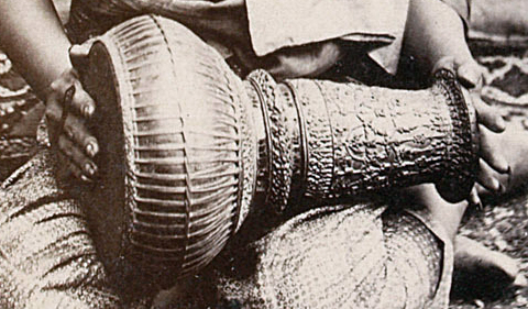 Tambour de l'orchestre mahori du roi Norodom Ier. Photo Émile Gsell c.1866-70.