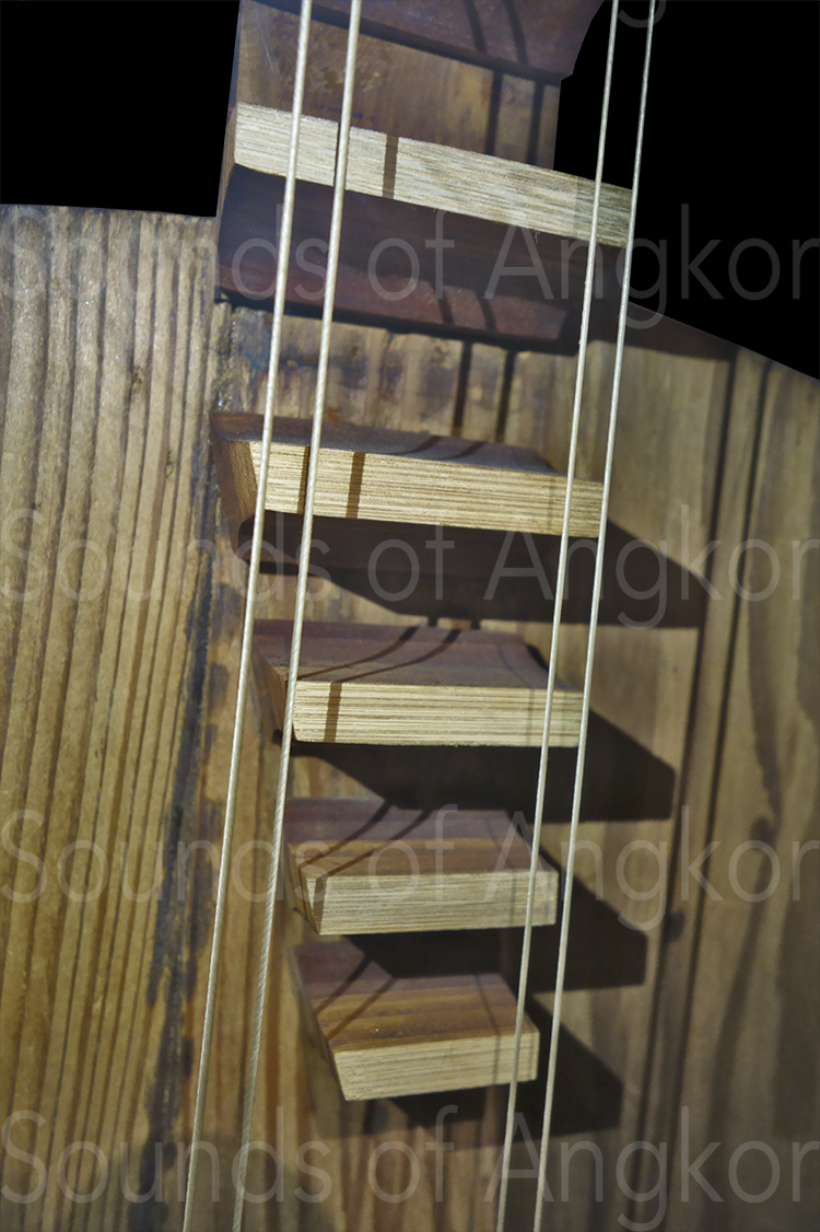 Frettes collées sur la table d'harmonie (vue de face). La touche proprement dite est en bambou.