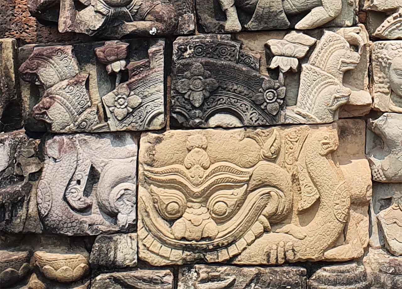 Rahu and the two five-headed naga. Upper section. © Patrick Kersalé 2022-2024.