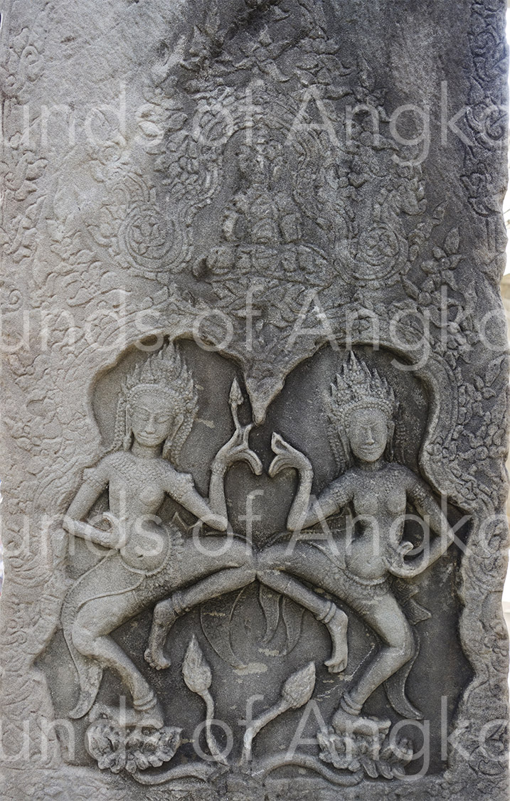 Danseuses sacrées représentées en miroir. Bayon. © Patrick Kersalé 2018-2022.