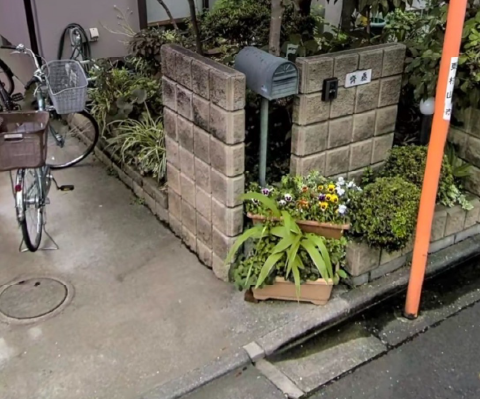 施工前：既存の門柱と植栽スペース