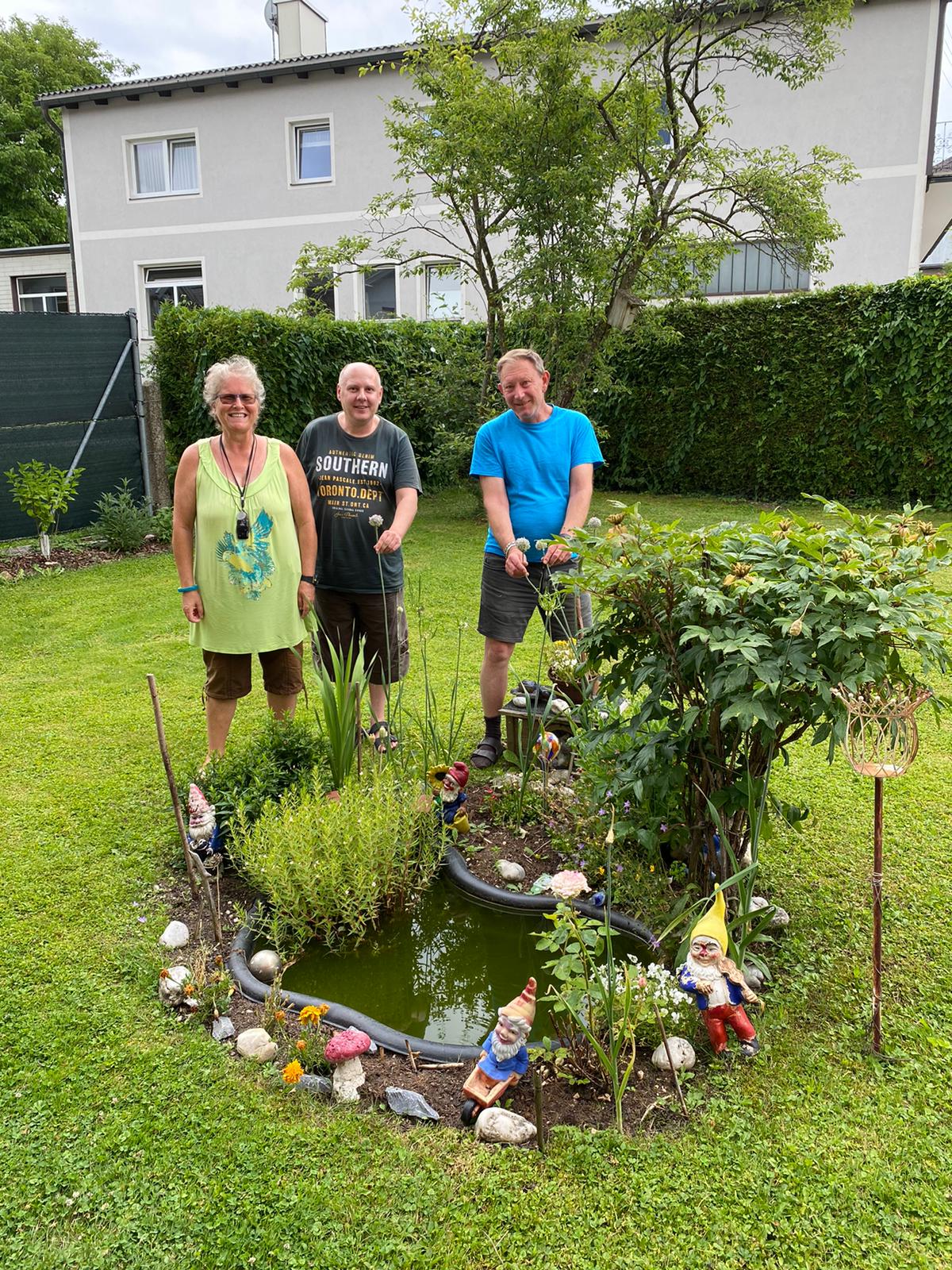 Im Garten: Christa, Wolfgang und Manfred (v.li.)