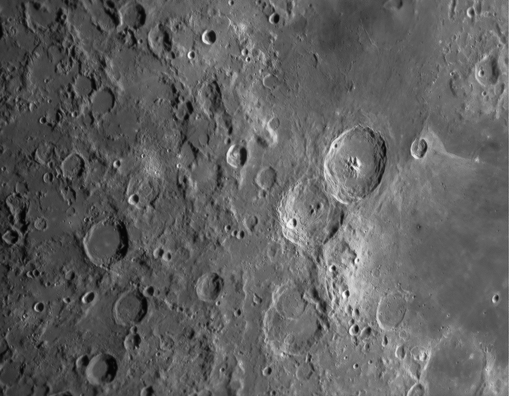 Cratères remarquables : centre gauche Abulfeda (63x62km) centre droit Cyrillus (98x98km), Theophilus (101x101km), bas droit Catharina (101x100km)