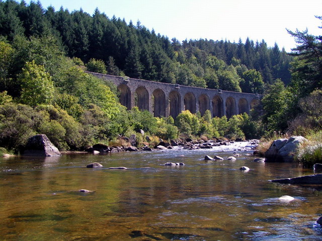 La voie ferrée suit la rivière au plus près.