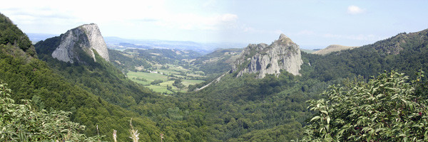 Tuilères à gauche, la vallée de Fonsalade au centre et Sanadoire à droite, vues du col de Guéry (1268m).