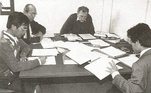 L’équipe de traduction au travail dans les locaux de la Société biblique française dans les années 1980.
