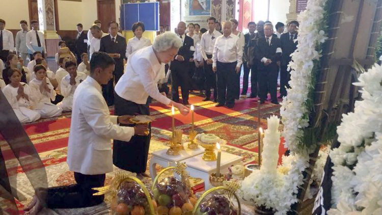 La Reine-Mère rend hommage à la défunte épouse du prince Norodom Ranariddh