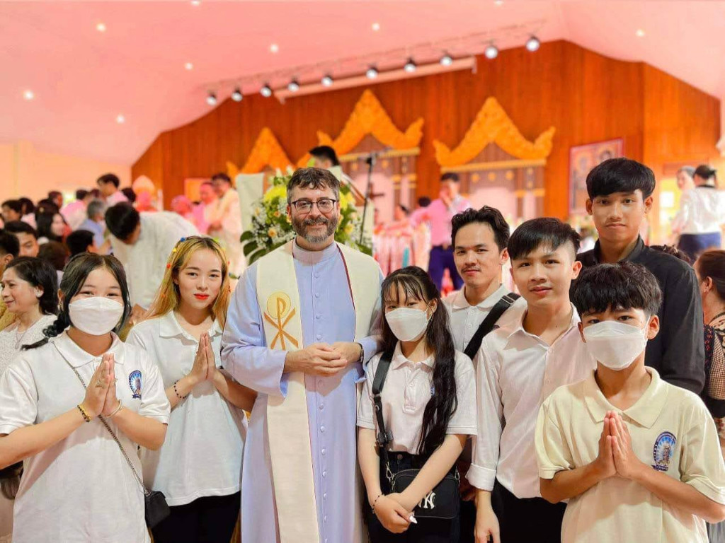 Avec quelques jeunes de ma paroisse venus à l'ordination