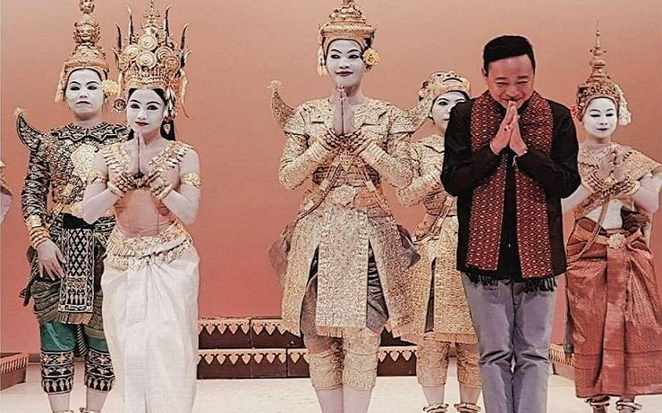 Le Prince Tesso Sisowath et le Ballet Royal du Cambodge sur scène © Ballet Royal du Cambodge