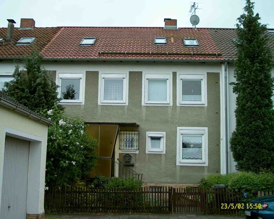 Zustand vor der Sanierung, ein kleines Vordach vor dem zu engen Flur