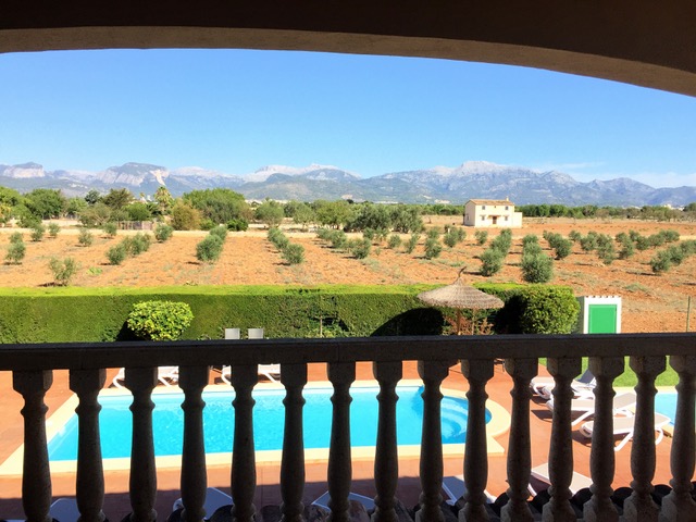 Blick bis zu den Bergen