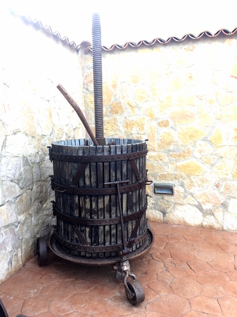 Eine alte Traubenpresse auf der Finca
