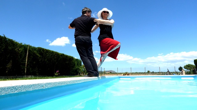 Colgada über dem Pool