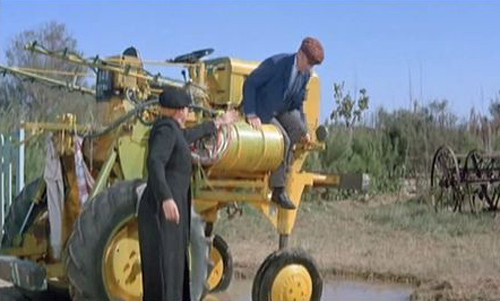 Louis de Funès , " descente dangereuse" d'un tracteur Lescure dans le film "Le petit baigneur"