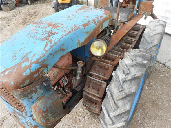 On voit bien les chenilles et les roues sur ce Lunic en vente .