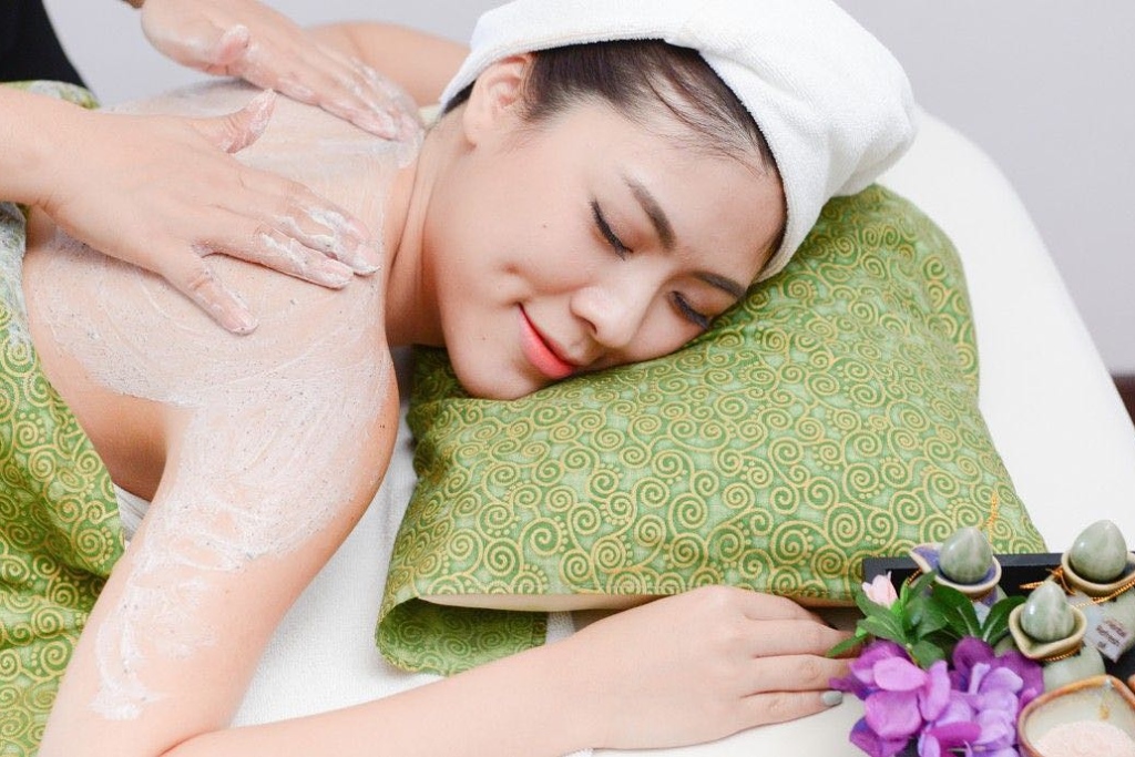 Körperpeeling mit Meersalz-Aromaöl-Massage