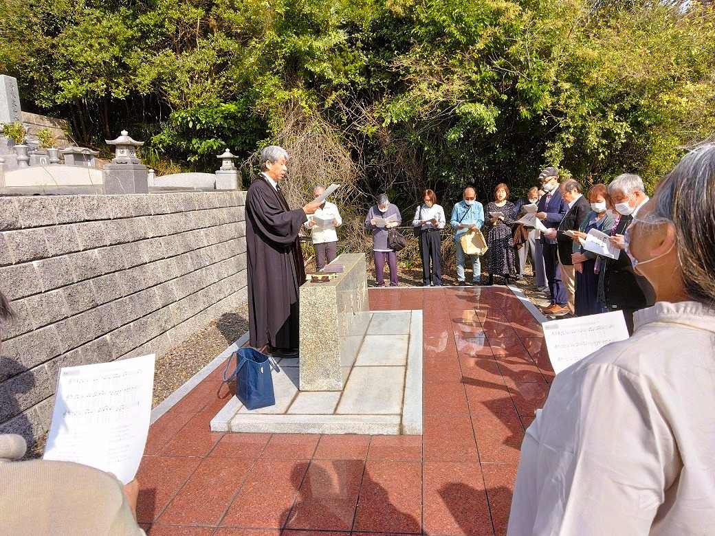 2025年11月2日(日)聖徒の日・召天者記念礼拝ののち、教会墓地で行った賛美と祈りの時です。毎年恒例で今年もとても祝福された時となりました。