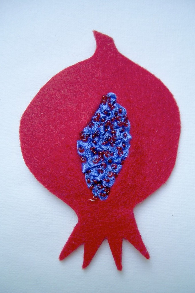 Hava Niknam - broche grenade rouge - feutrine - perles -10cm