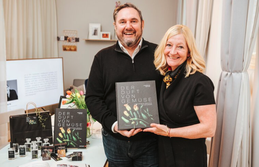 Sternekoch Andreas Mayer und seine Ehefrau Anette präsentieren mit Freude sein erstes vegetarisches Kochbuch "Der Duft von Gemüse".